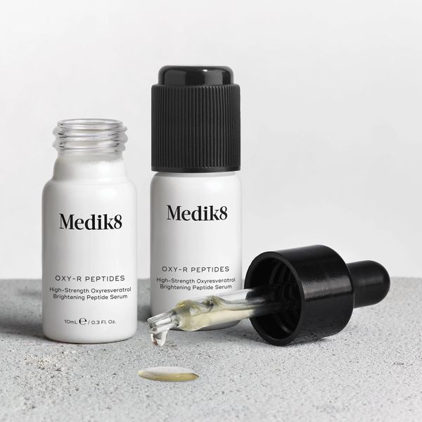 Освітлююча пептидна сироватка Medik8 Oxy-R Peptides 000222 фото